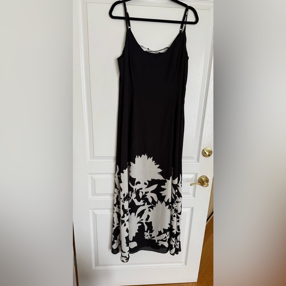 WHBM Absolutely stunning Black and White Floral Dress New - Picture 5 of 14